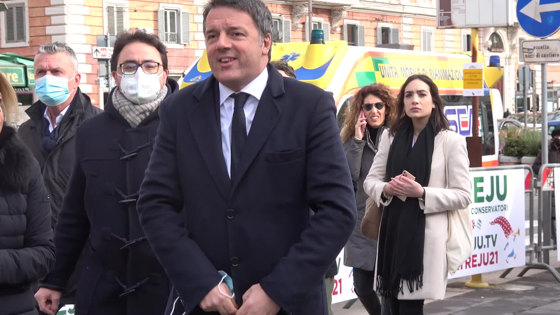 Atreju, platea gremita e per strada urlano: "Camerata Renzi"