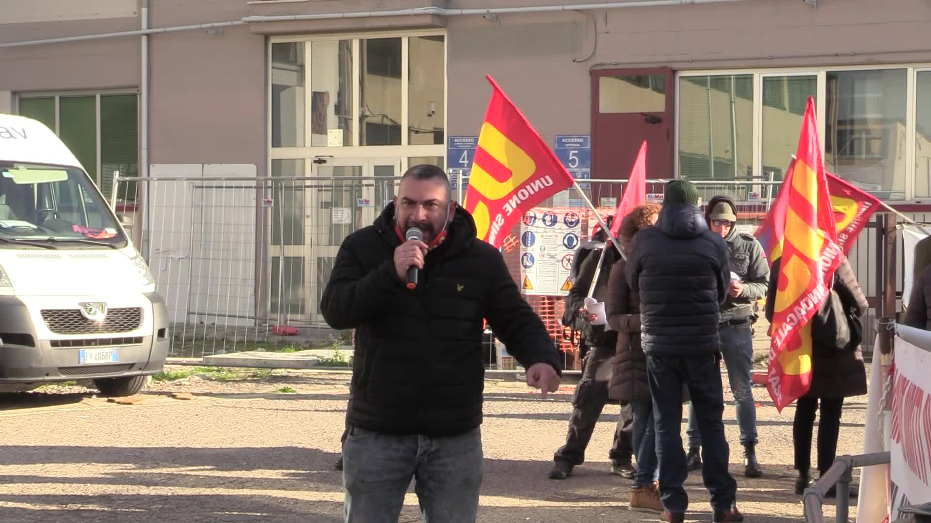 Scandicci, protesta davanti alla Cso: "Licenziati per aver fatto attività sindacale"