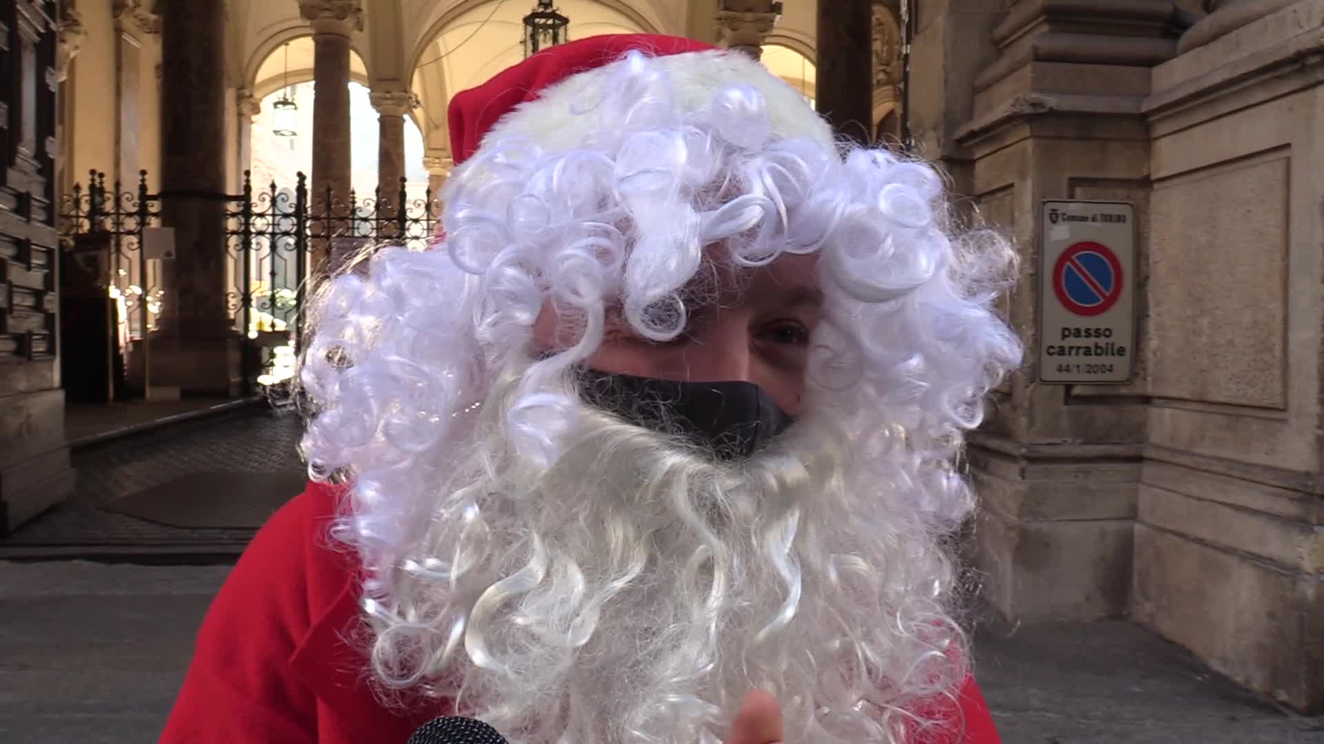 Torino, Babbo Natale contro crisi climatica: è l'azione davanti al Consiglio regionale