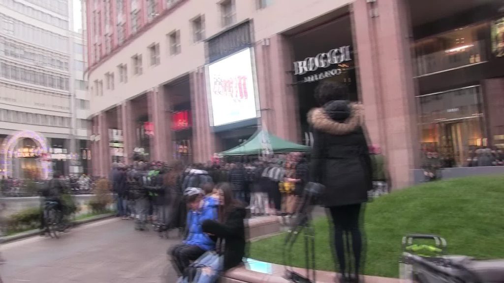 cantano "Bella ciao" vicino a Salvini e il pubblico applaude