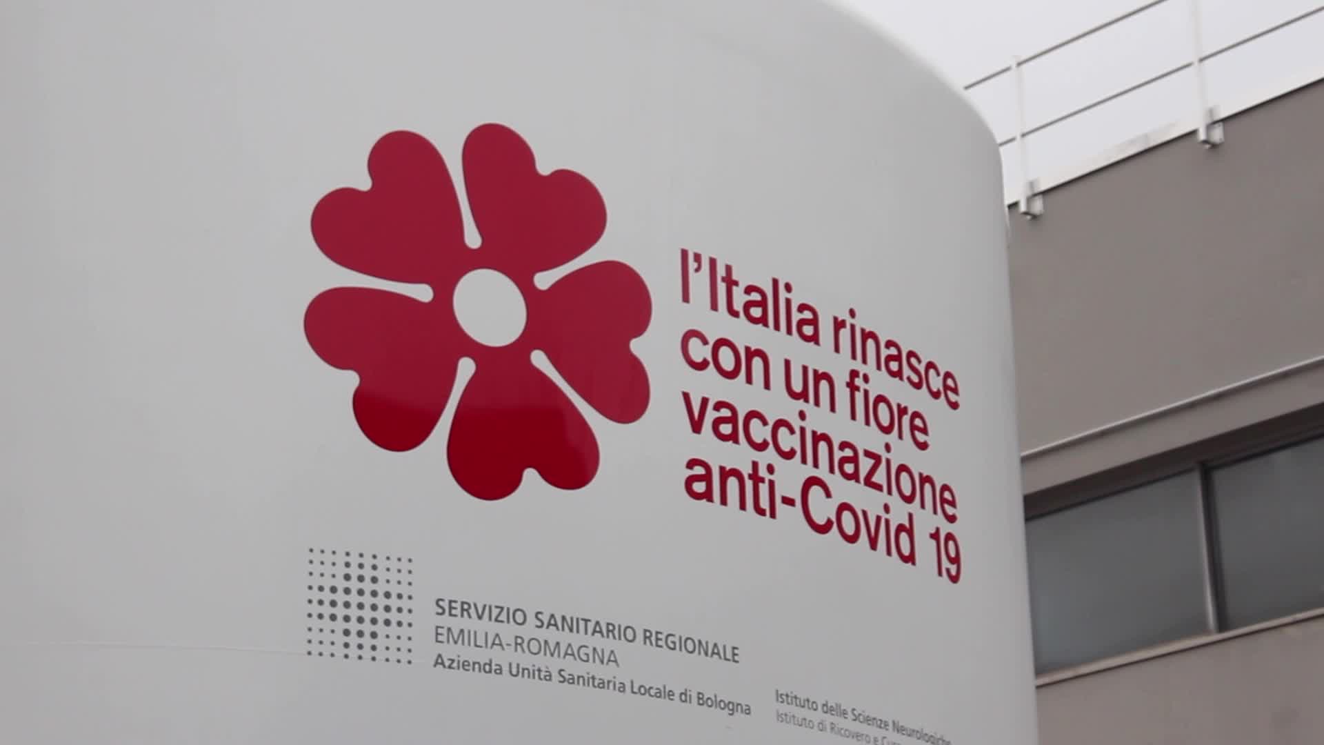 A Bologna il vaccino si fa a scuola: "Ragazzi categoria più scoperta"