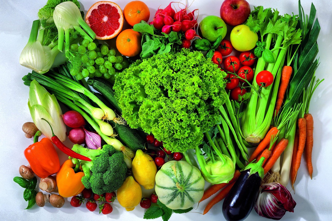 Frutta e verdura fanno parte di una dieta equilibrata, ma da sole non bastano per garantire l'apporto di tutti i macronutrienti necessari (Pixabay)