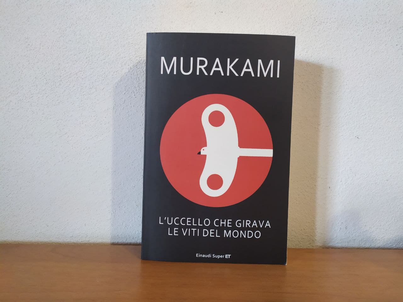 La copertina di "L'uccello che girava le viti del mondo" di Haruki Murakami