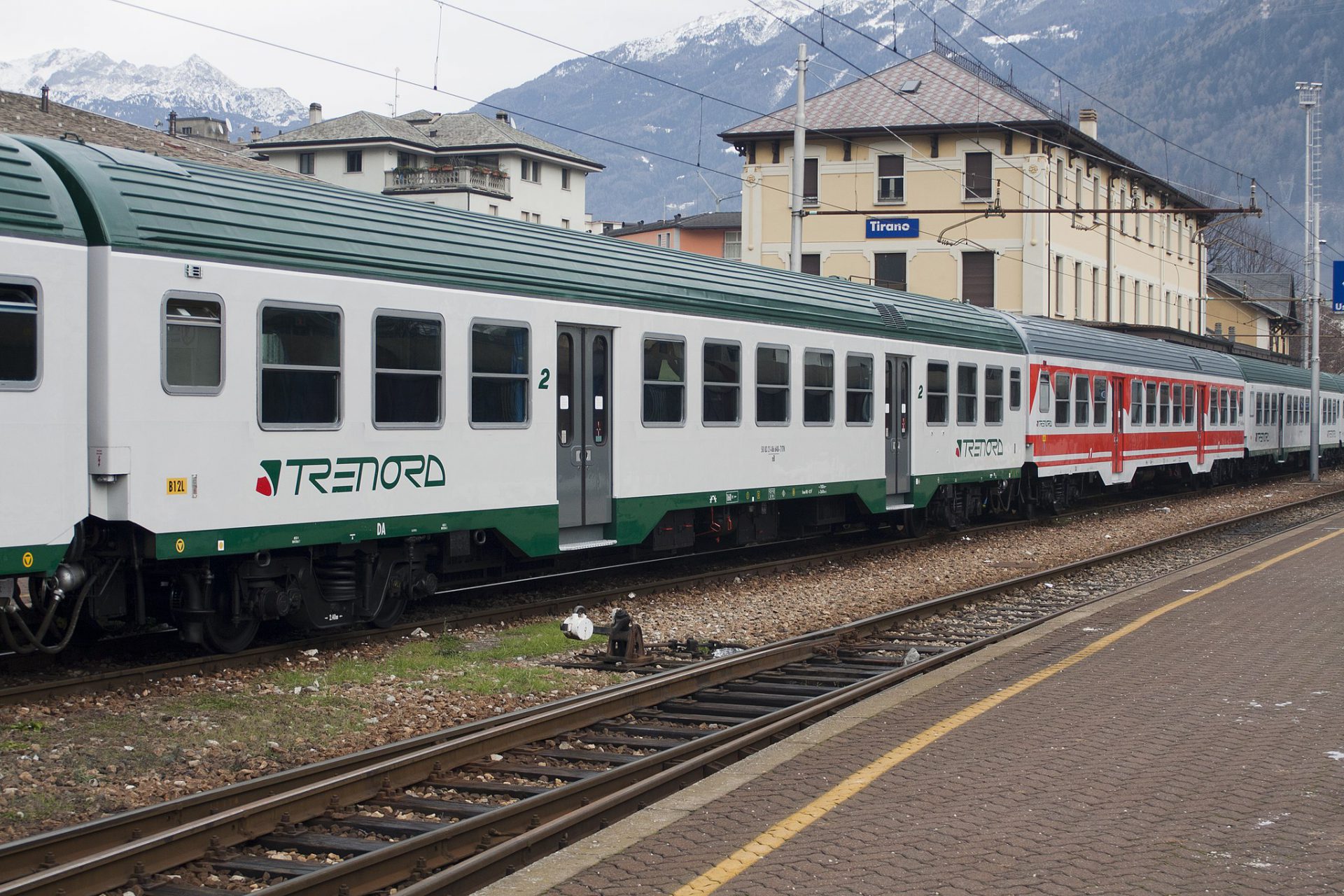 Trenord, la proposta dopo gli stupri: “Carrozze per sole donne”