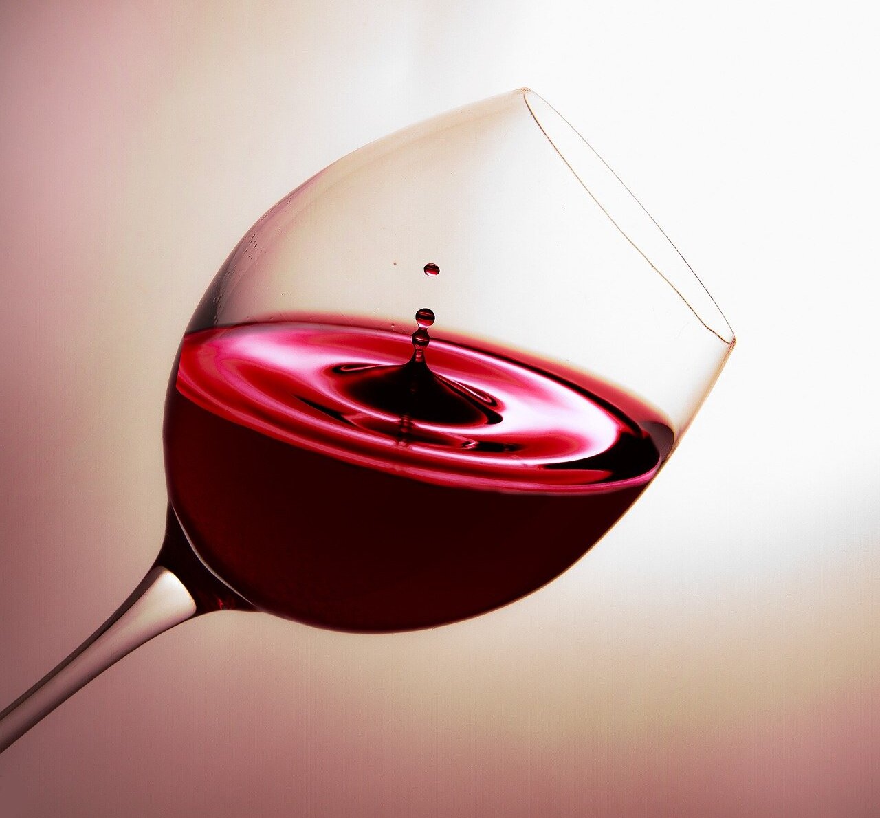 Bastano due bicchieri di vino per sviluppare problemi al cuore?