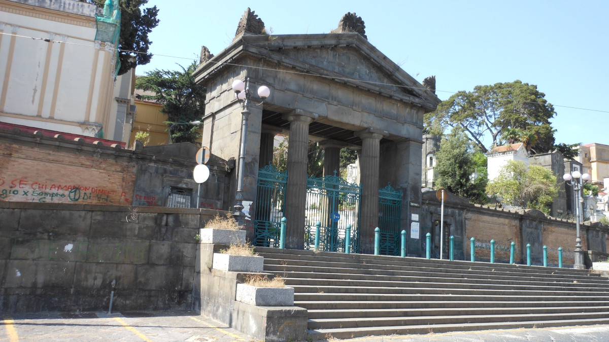 Napoli, crollo nel cimitero di Poggioreale: cosa è successo