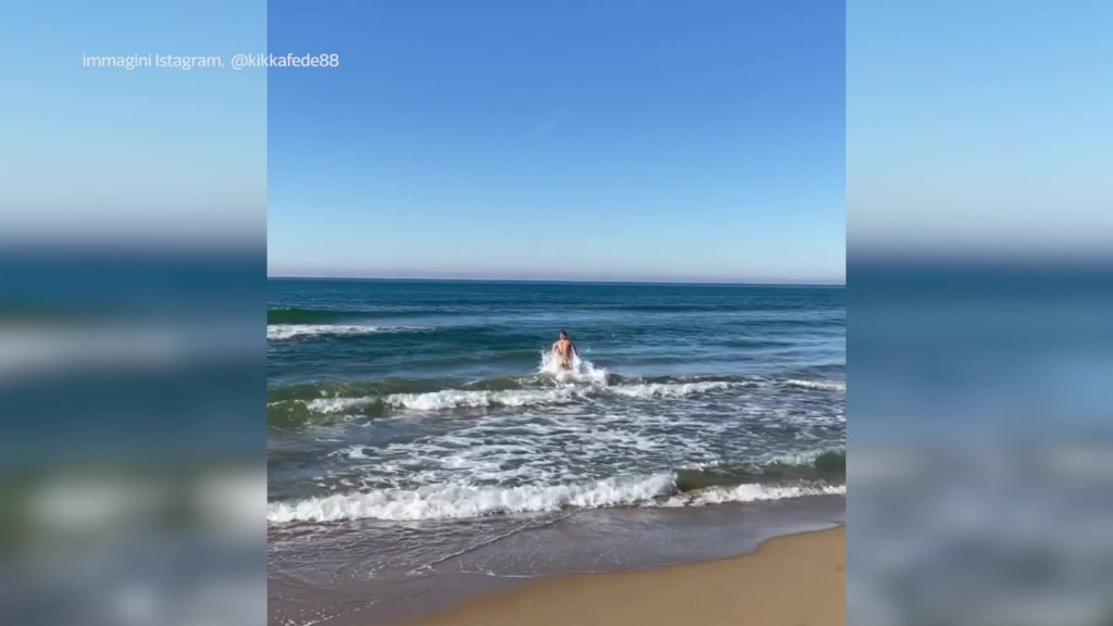 Federica Pellegrini, il primo tuffo del 2022 è a Sabaudia - VIDEO