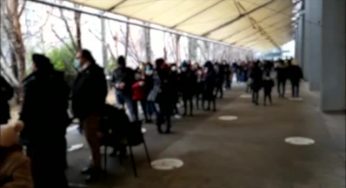 Milano, famiglie con bambini in coda al freddo per il vaccino – VIDEO