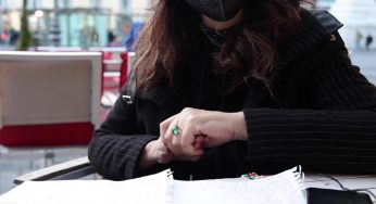 La storia di Anna: “Mi vaccino per non perdere il lavoro, ma questa è violenza”