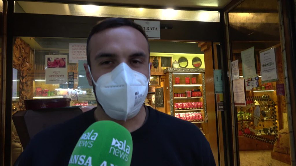 Roma, scatta il Super Green Pass per le attività: la rabbia dei commercianti