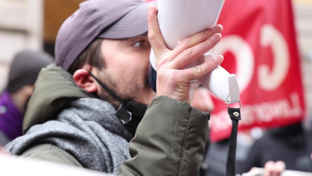 Napoli, proteste in piazza per mascherine e tamponi gratis