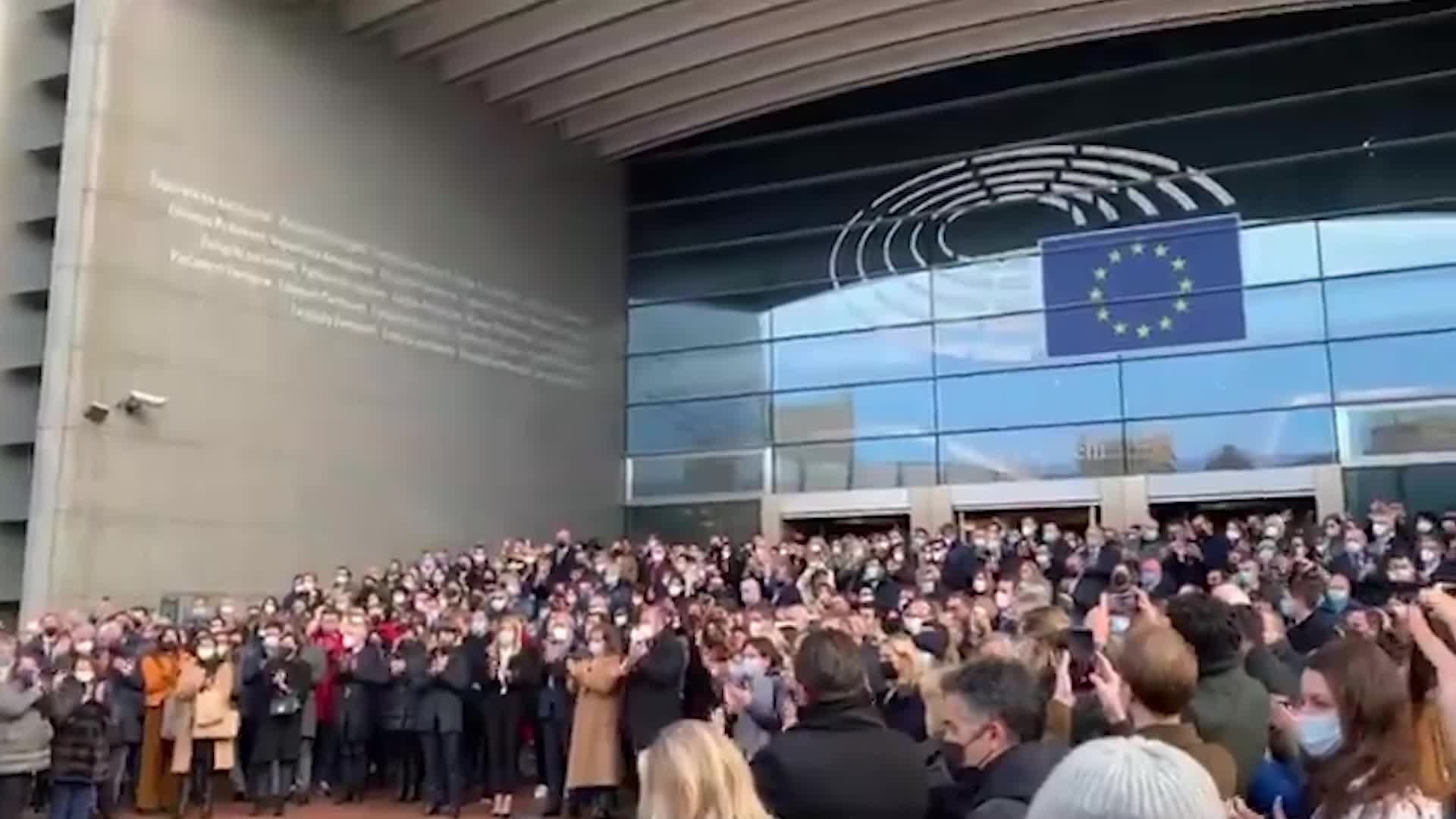 David Sassoli, il tributo dell'Ue: lungo applauso e bandiere a mezz'asta. VIDEO