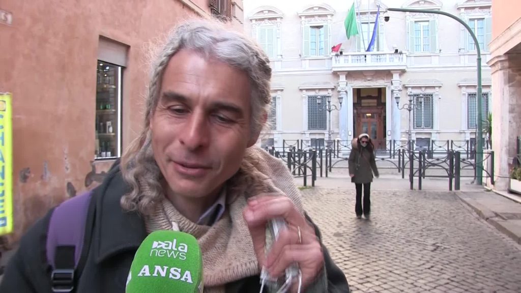 Covid, prof. esentato dal vaccino perché in sciopero della fame