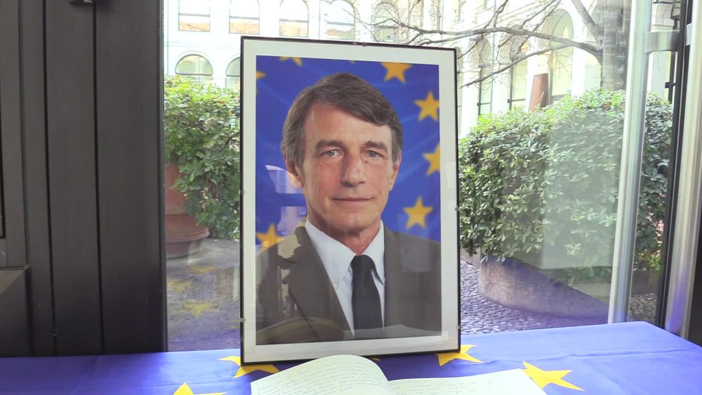 Sassoli, l'ultimo saluto a Milano con un libro di condoglianze