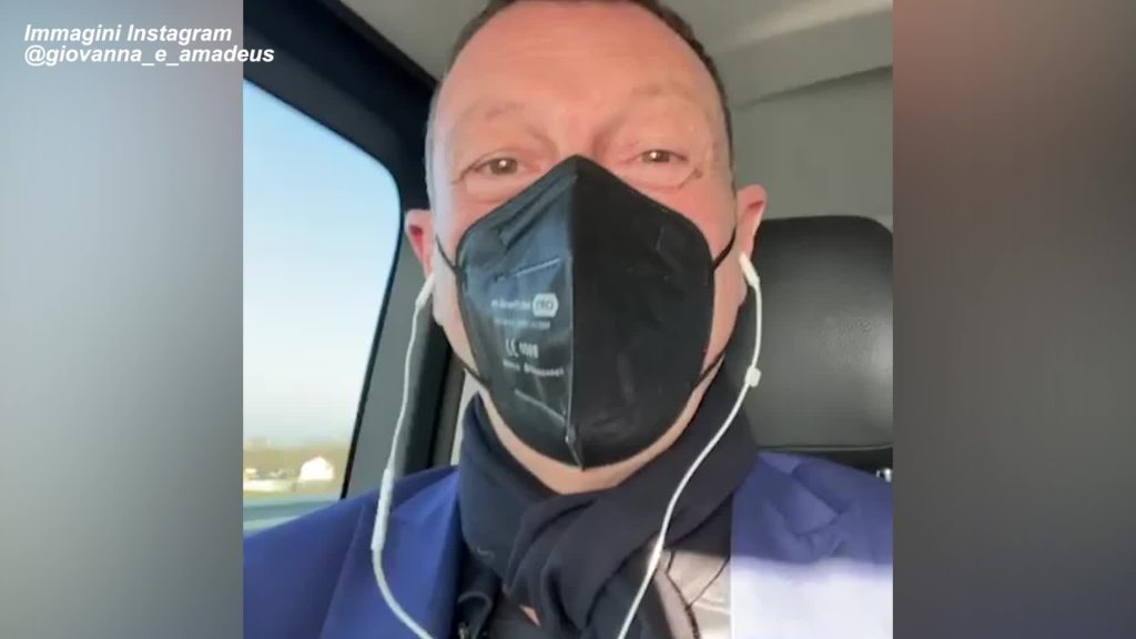 Sanremo 2022, Amadeus parte da Roma ascoltando le canzoni in gara - VIDEO