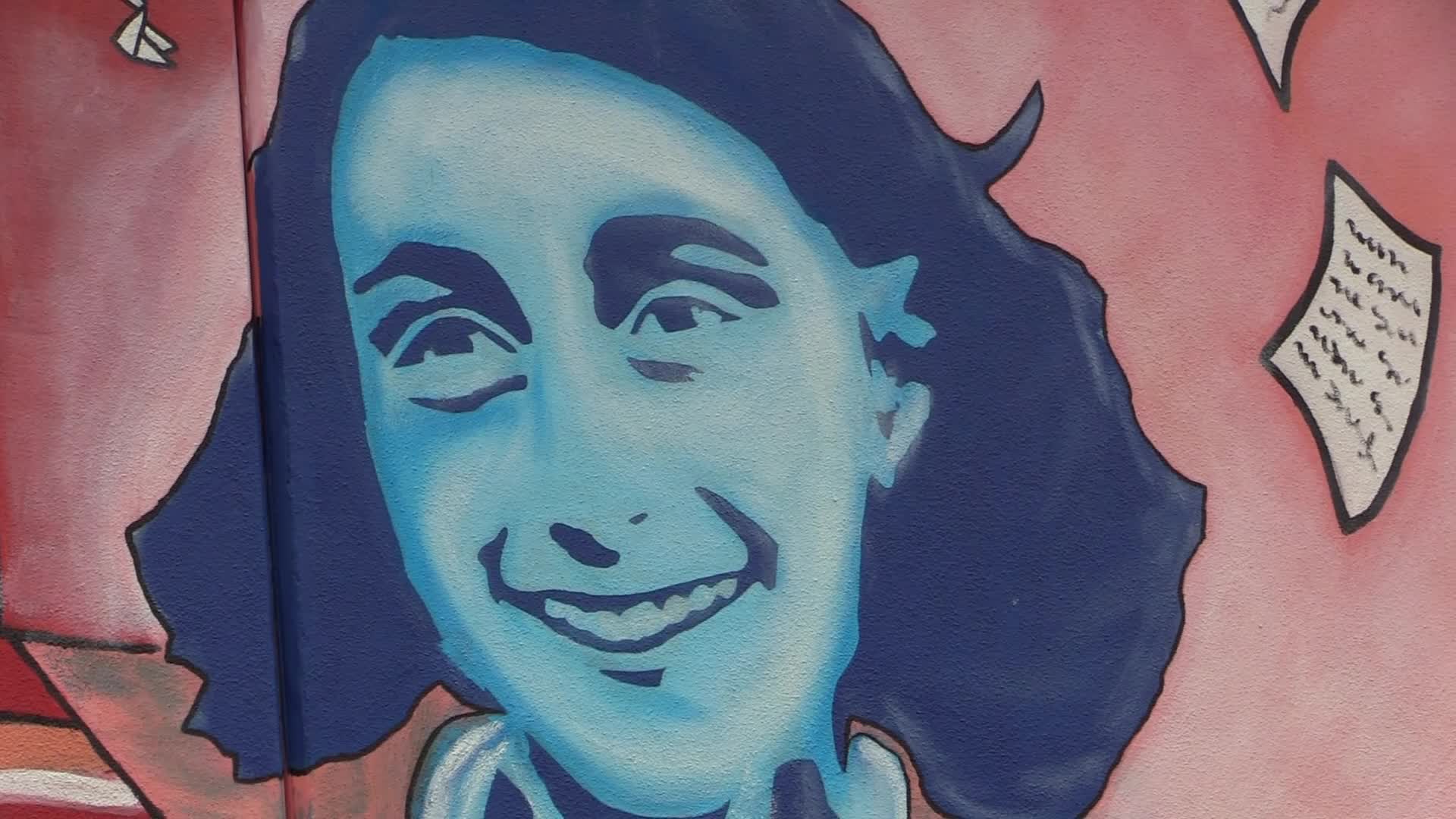 Inaugurato murale ad Anna Frank dopo l'aggressione antisemita