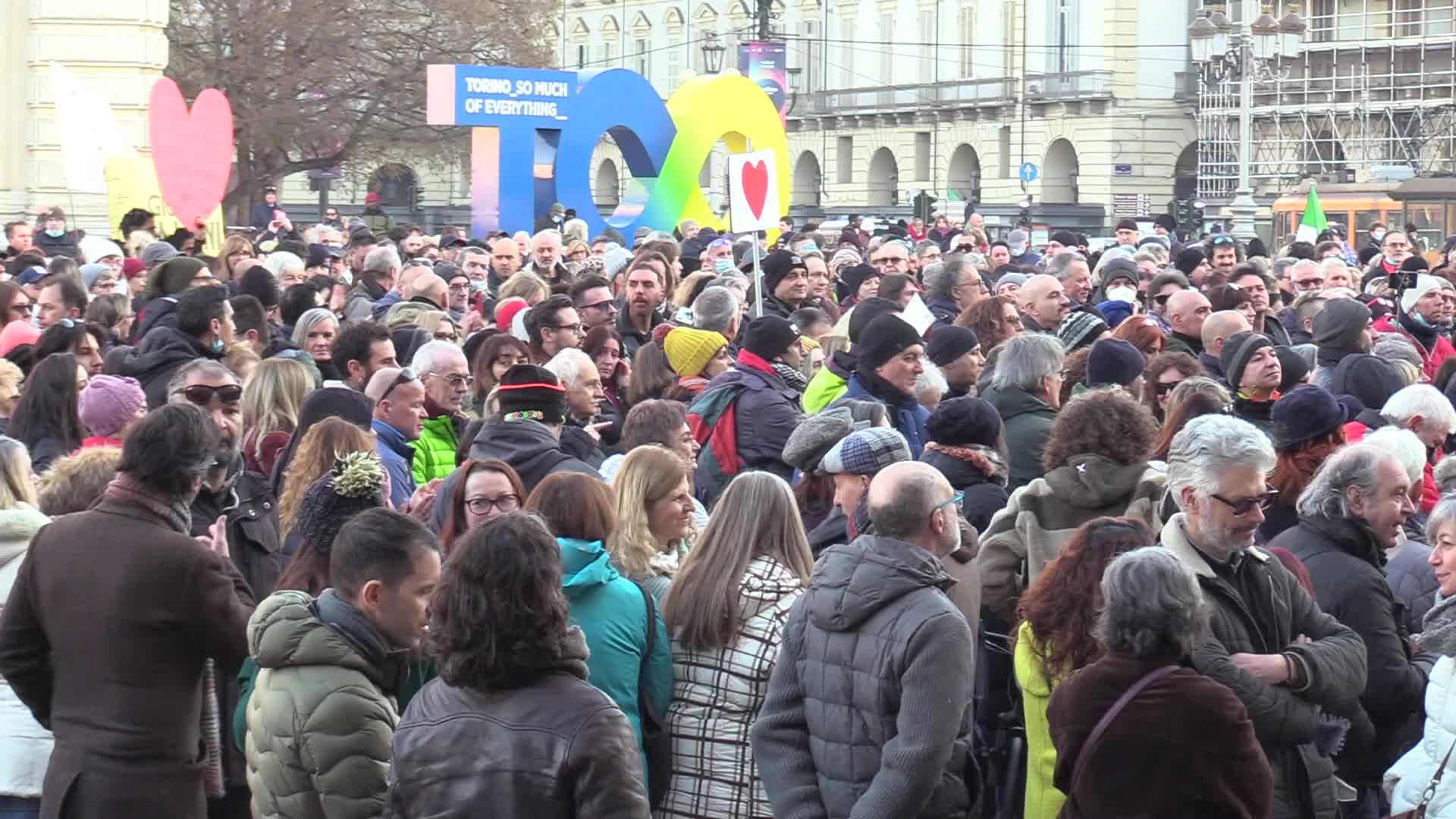 A Torino scendono in piazza i no Green Pass, a Roma manifesta CasaPound