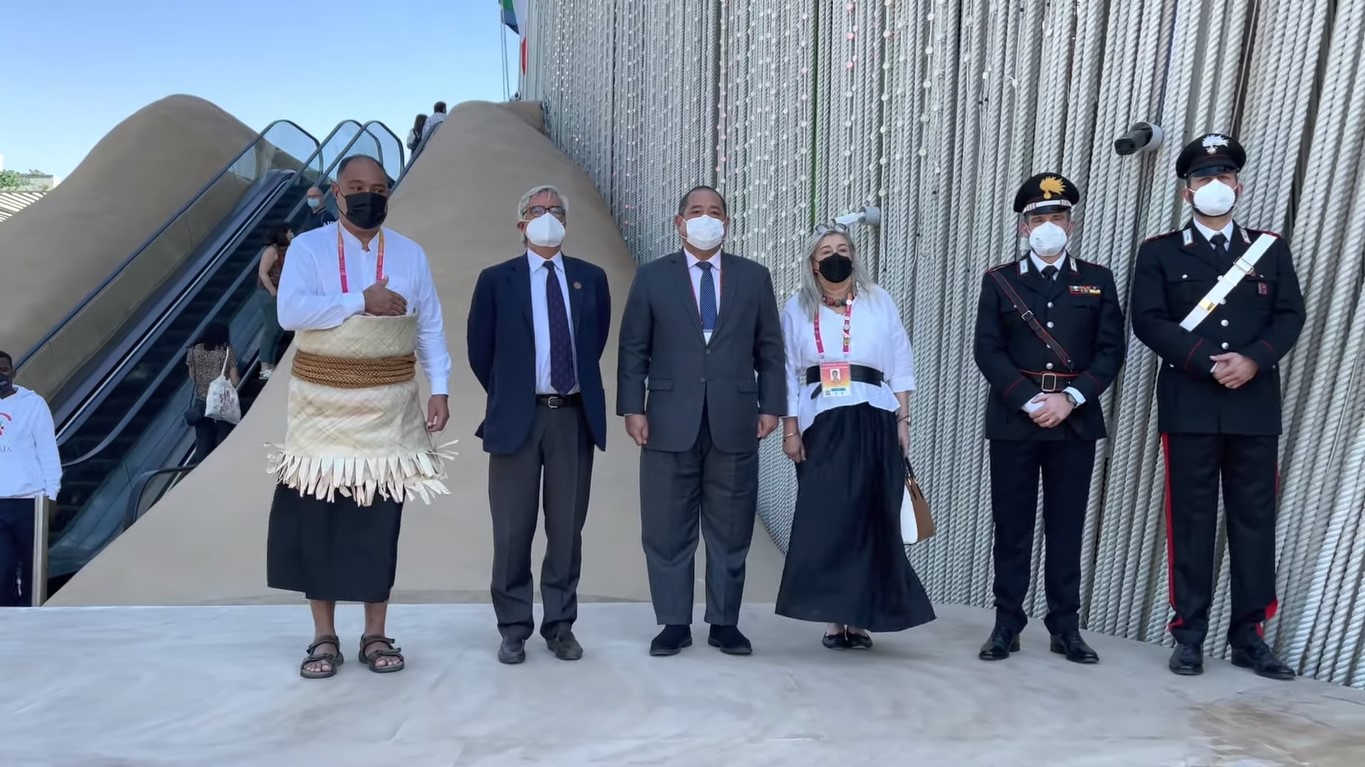 ‘Akau’ola è stato accolto al Padiglione Italia da Paolo Glisenti, il Commissario generale per l’Italia. Dopo i saluti istituzionali, i Commissari hanno ascoltato insieme l’inno nazionale dell’arcipelago del Pacifico