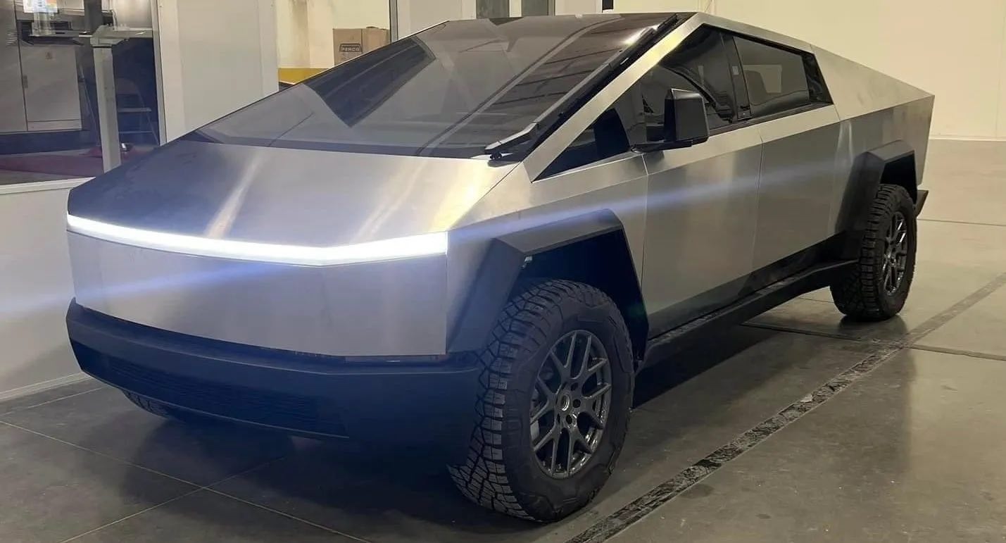 Tesla Cybertruck si mostra in un nuovo video, ma l’uscita slitta al 2023