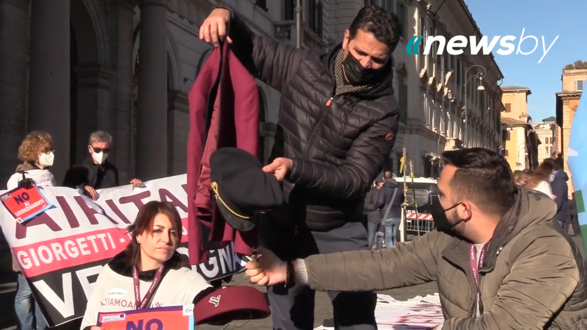 Air Italy, manifestazione a Roma: ex dipendenti provano a bruciare le divise