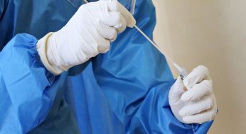 Covid, gli esperti: “Restrizioni e vaccino”. Eppure Omicron colpirà tutti