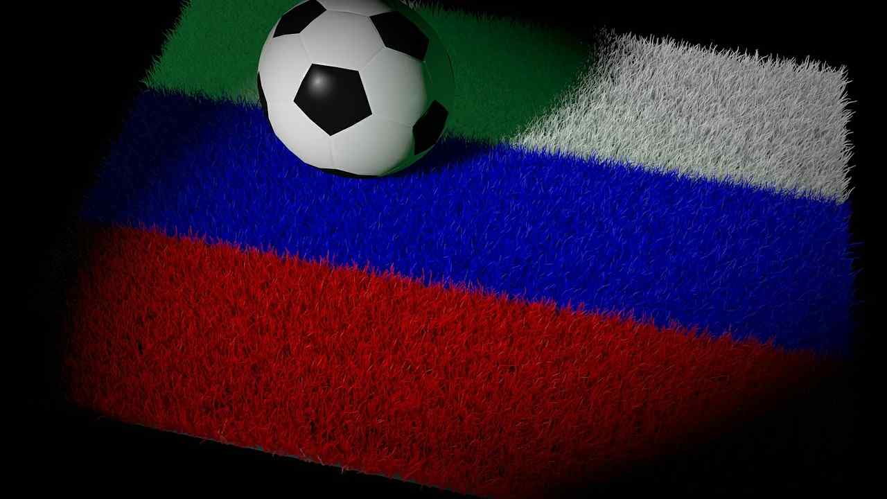 Una bandiera della Russia copre un campo di calcio