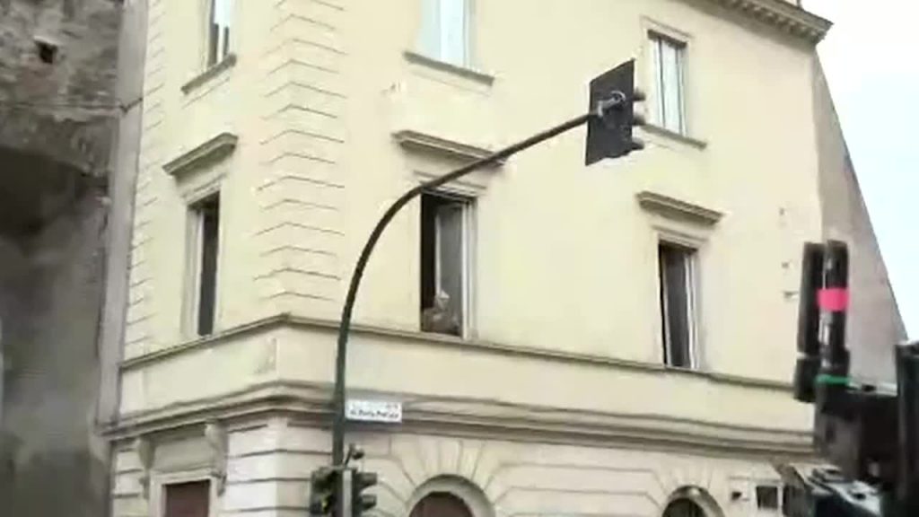 Roma, 80enne sta con gli studenti in piazza: "Fategli un mazzo così" - VIDEO