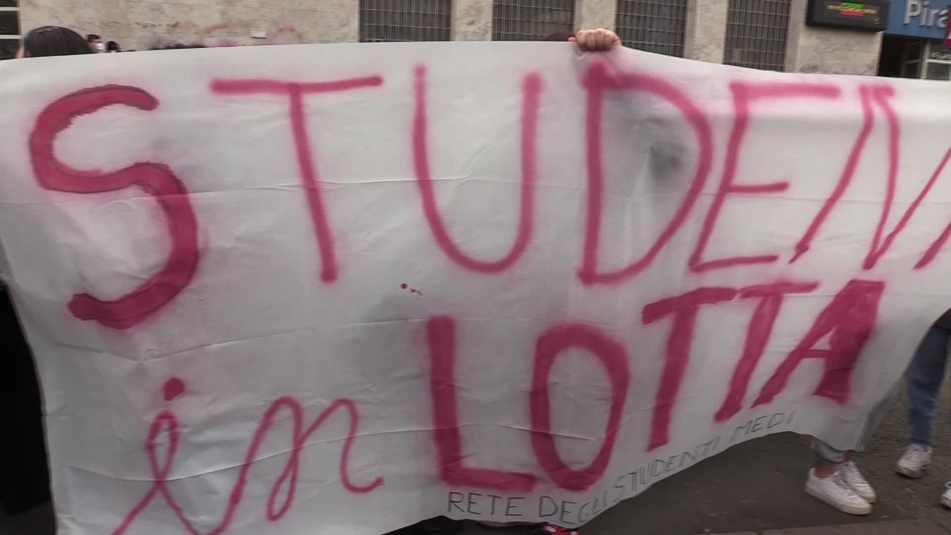 Milano, blitz degli studenti al Provveditorato: interviene la polizia