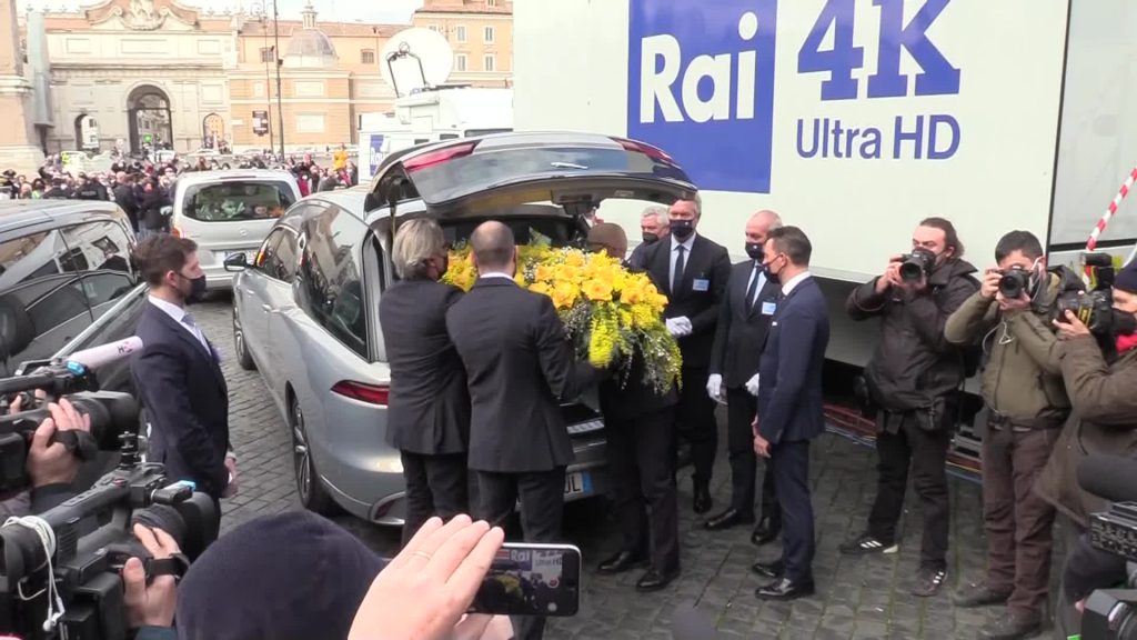 Monica Vitti, lungo applauso saluta il feretro in Piazza del Popolo