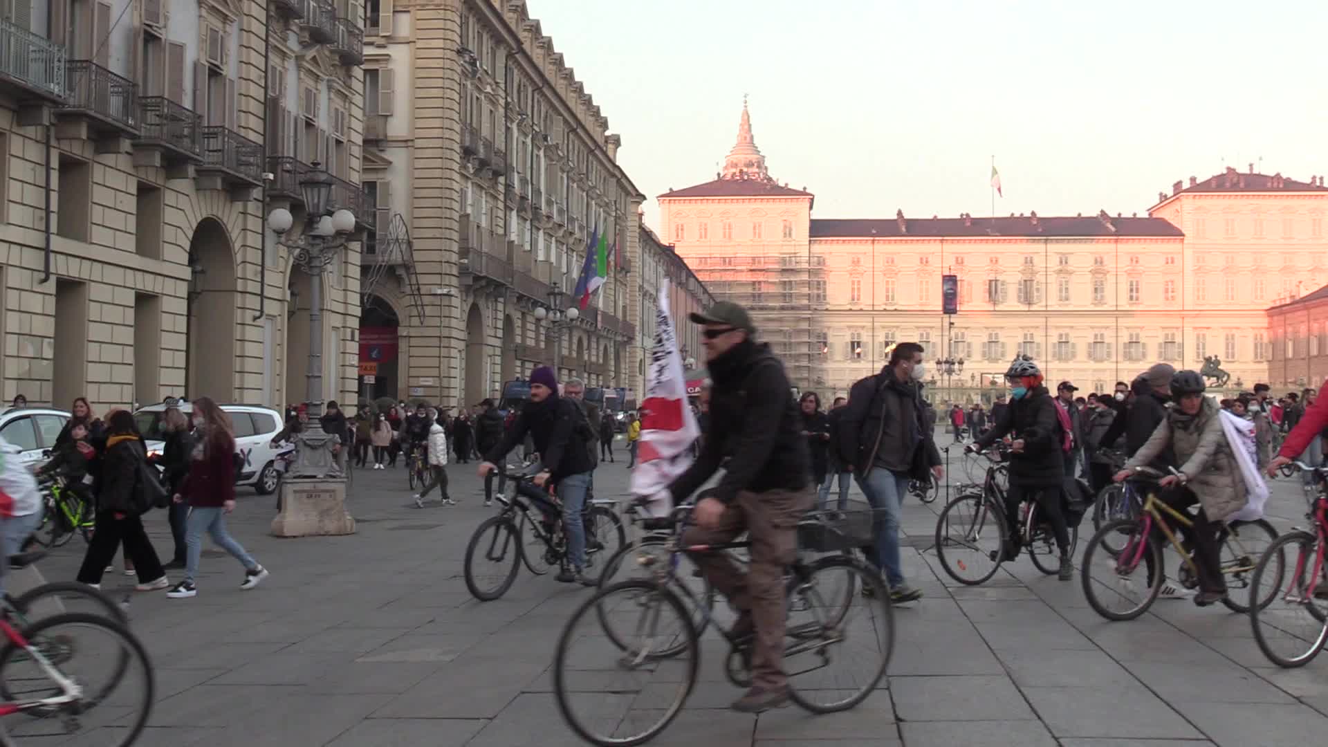 No Green Pass: a Milano il deserto, a Torino si gira in bici