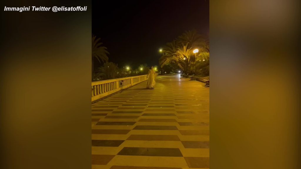 Sanremo 2022, corsa notturna sullo skate: così Elisa festeggia il podio - VIDEO