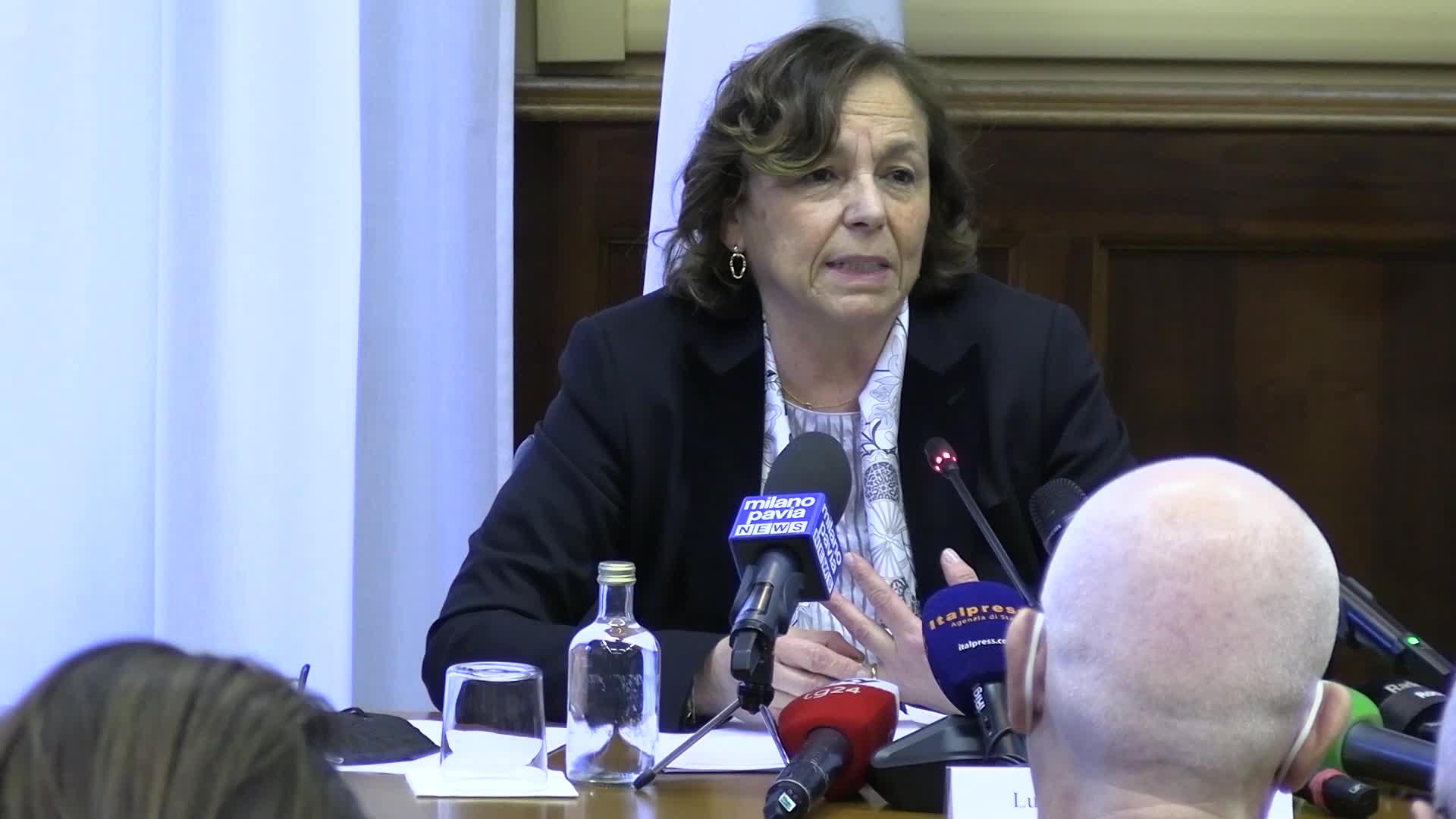 La ministra Lamorgese dice "no" ai codici identificativi sui caschi degli agenti