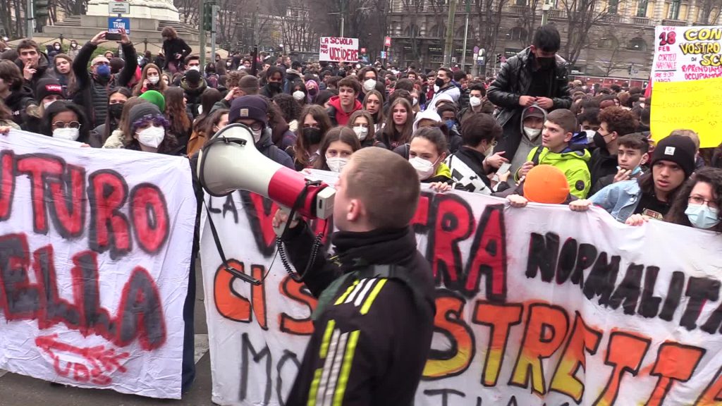 studenti in piazza a Milano