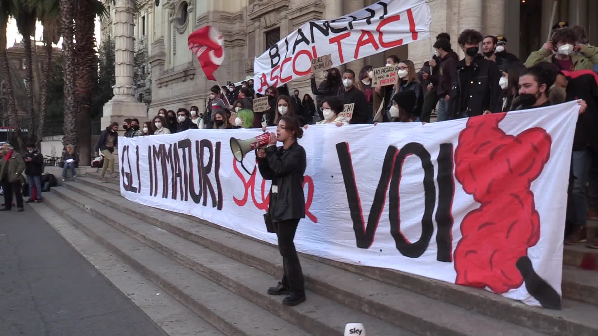 Scuola, da Nord a Sud le proteste degli studenti tra cortei e divieti