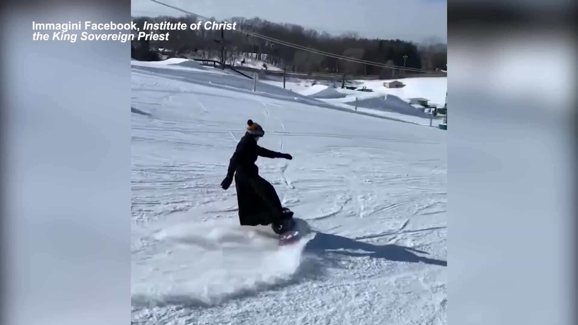 Usa, istituto religioso in montagna: parroco scende la pista in snowboard - VIDEO