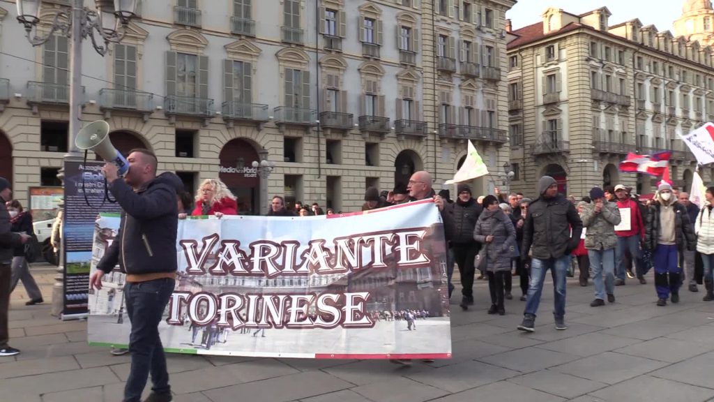 No green pass, manifestanti in corteo derisi da artista di strada - VIDEO