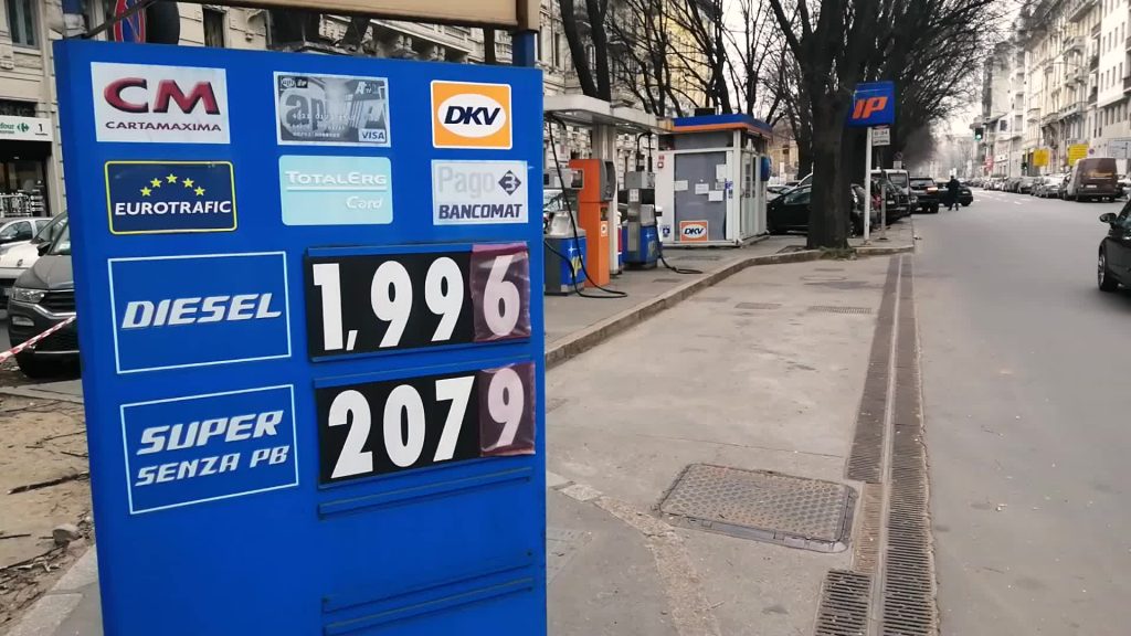 Caro benzina, a Milano e Torino carburante sopra i 2 euro