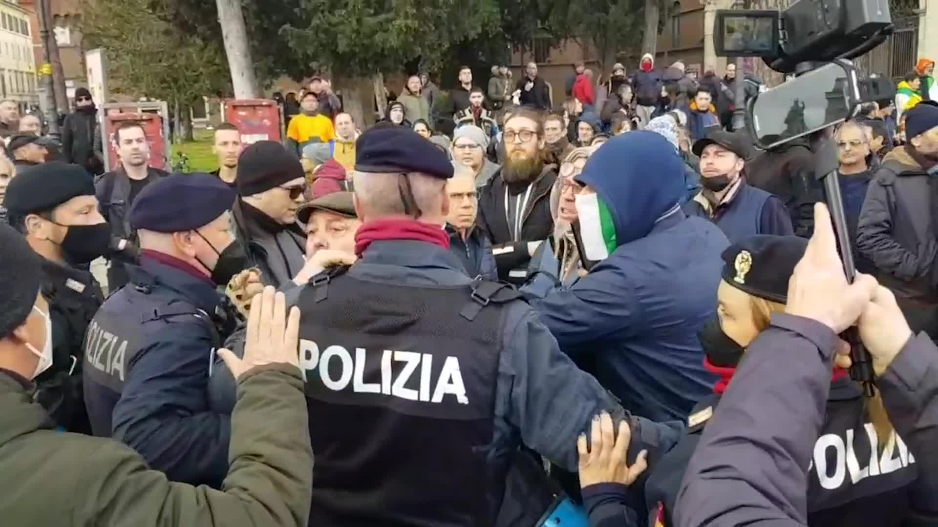 No vax a Roma, dopo la protesta denunce e tende: "Dormiamo qui"
