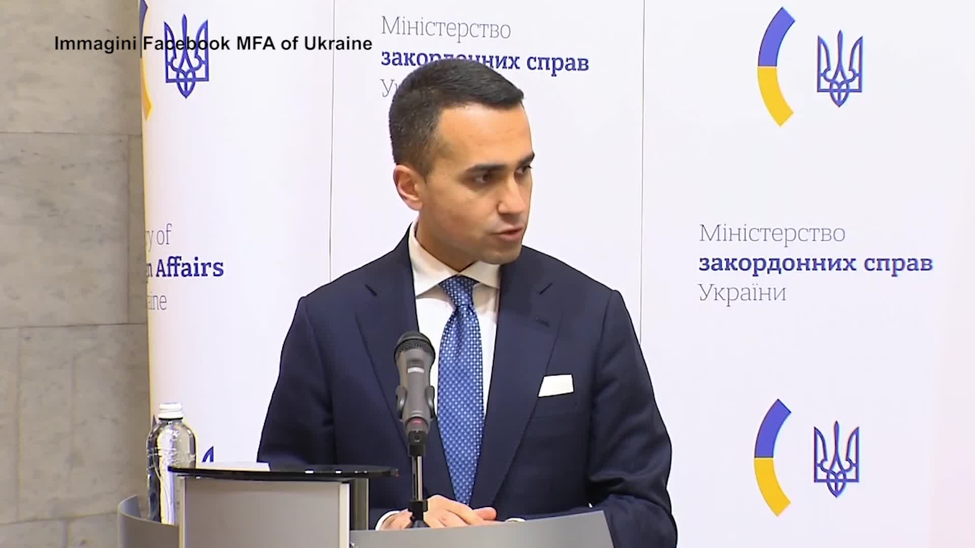 Ucraina, Di Maio: "Diplomazia unica via per la pace. La nostra ambasciata resta aperta"