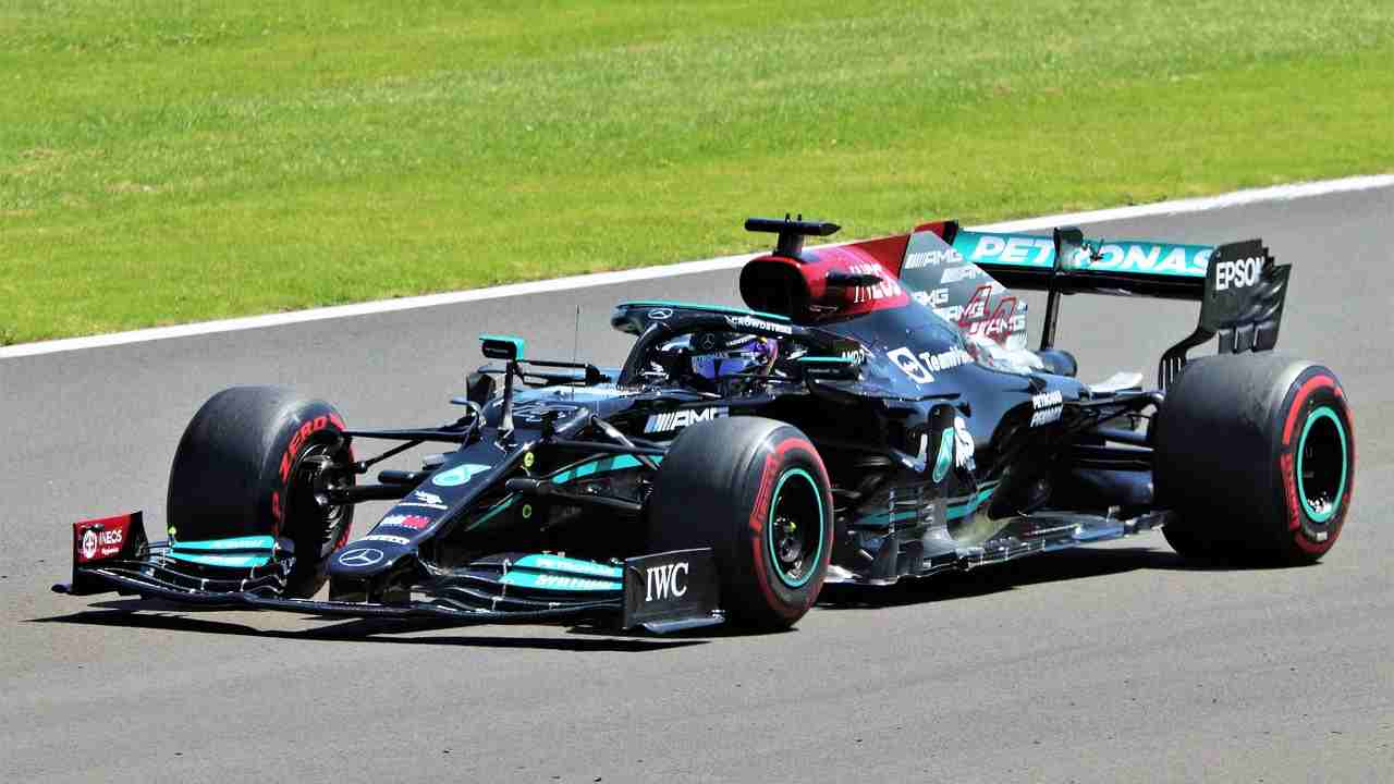 Lewis Hamilton guida la Mercedes