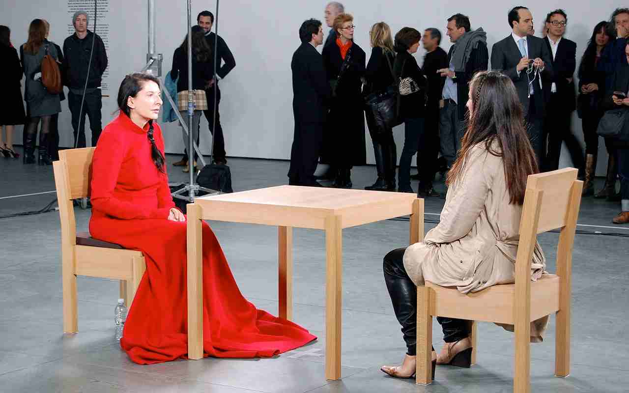 L'artista Marina Abramovic durante la performance "The artist is present"