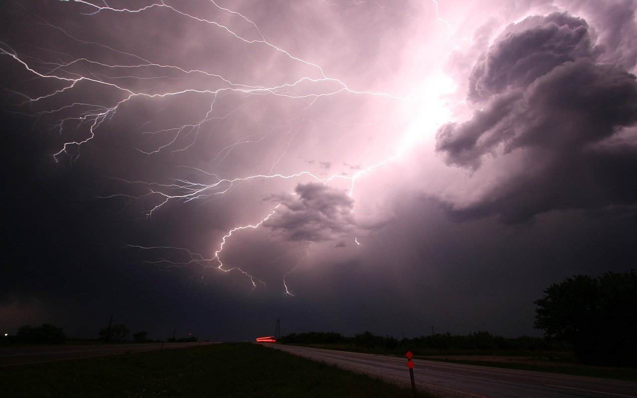 Meteo, maltempo, una tempesta di fulmini