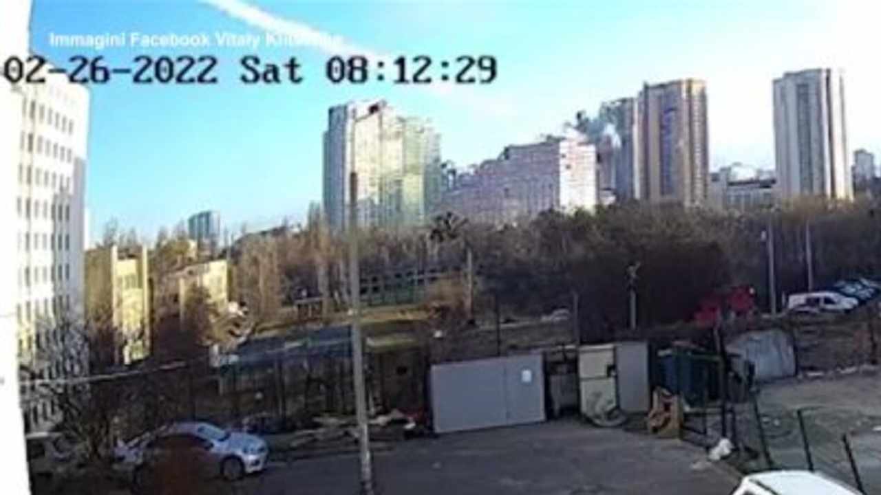 Un missile ha colpito un palazzo residenziale di Kiev