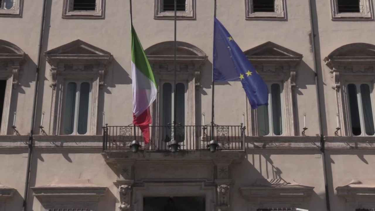 Le bandiere di Italia e Unione europea sventolano a Palazzo Chigi