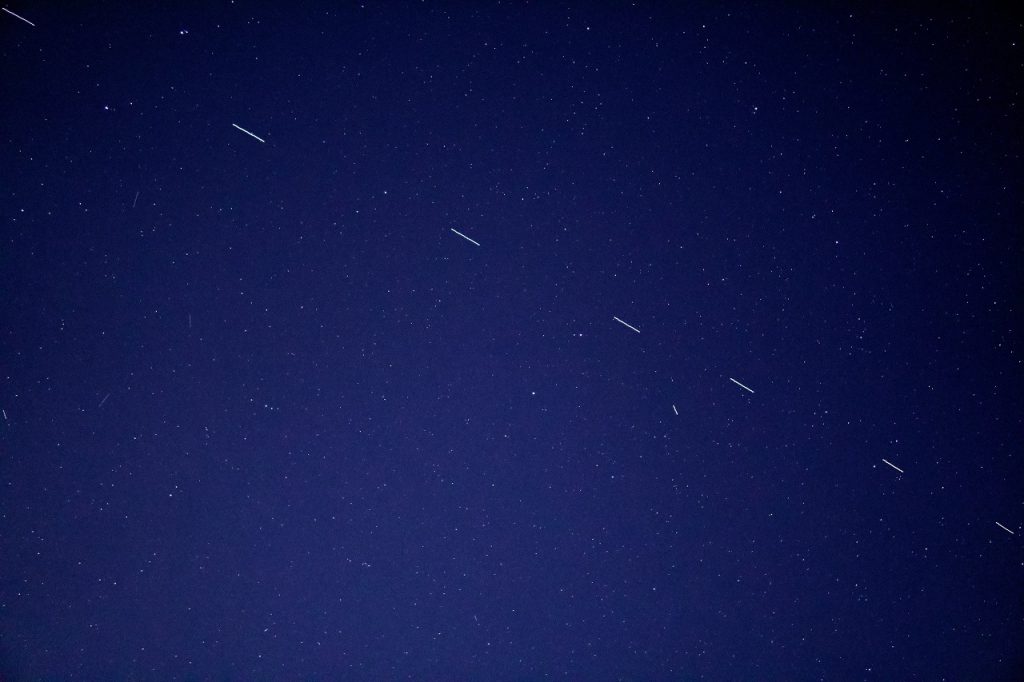 Satelliti Starlink (Unsplash)