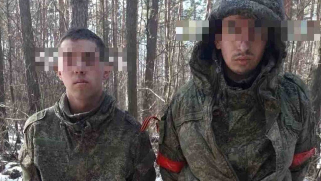 Due soldati russi catturati in Ucraina
