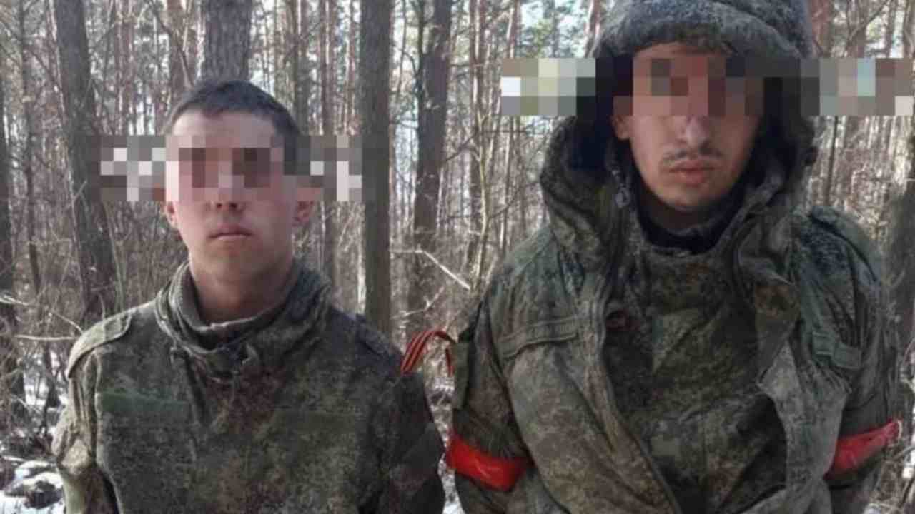 Due soldati russi catturati in Ucraina