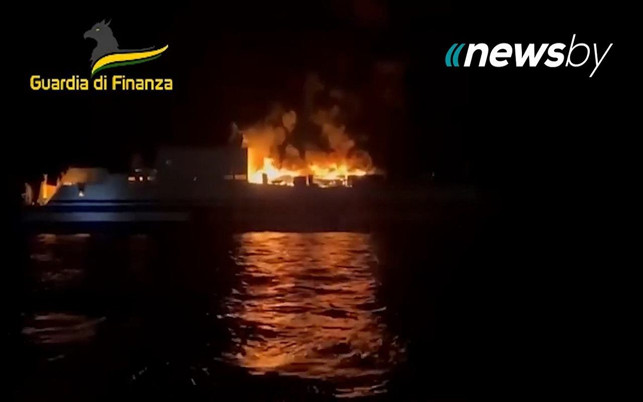 Una foto del traghetto incendiato