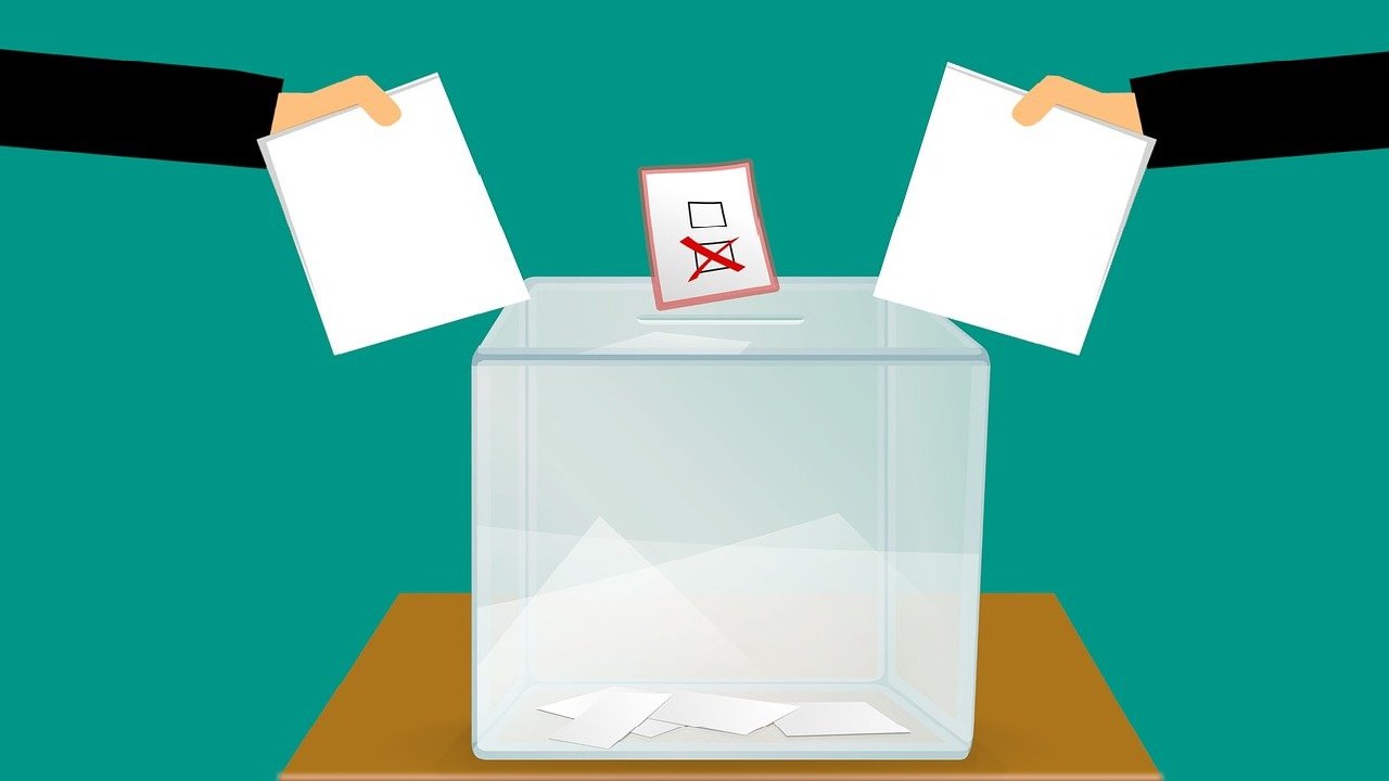 Un'urna elettorale dove depositare le varie schede