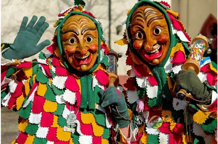 Carnevale, quando si festeggia e per quanto tempo chiudono le scuole due maschere di carnevale